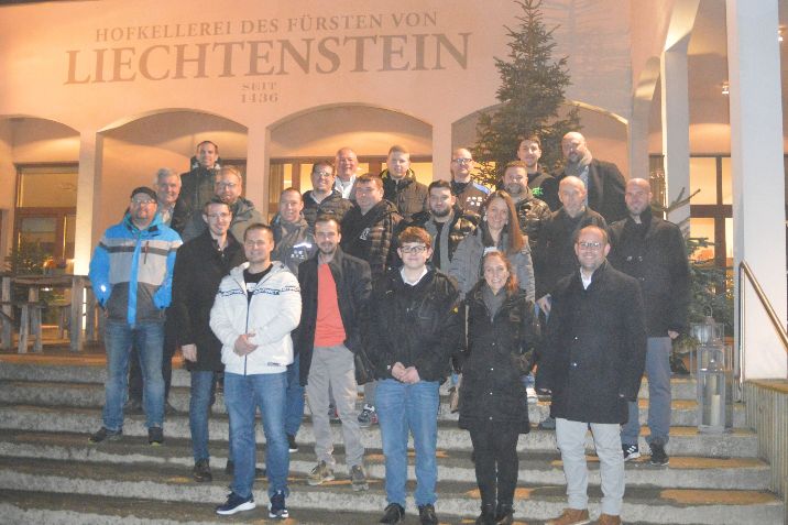 Das Team von Auto-Parisch wünscht frohe Weihnachten